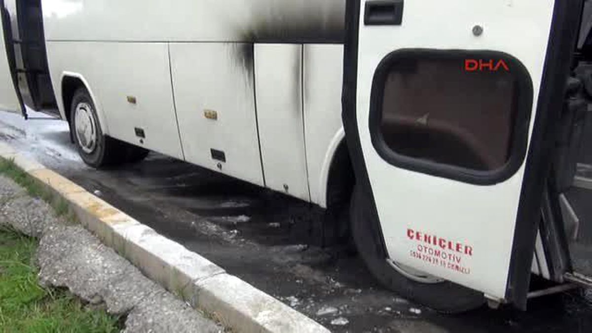 Antalya\'da Hareket Halindeki Midibüs Alev Aldı