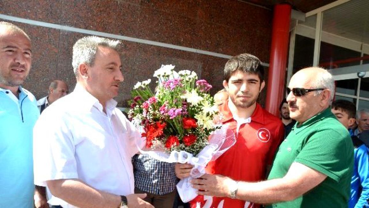 Avrupa Oyunları Üçüncüsü Yakup Gör, Çiçeklerle Karşılandı