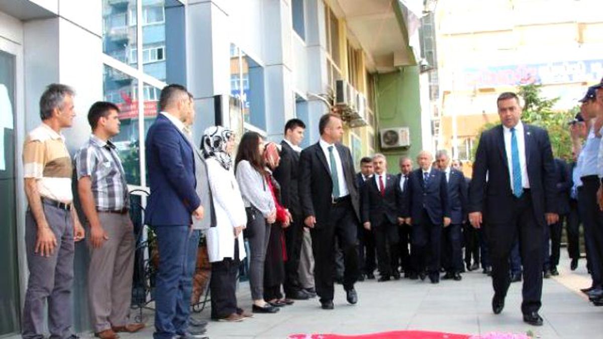 Bahçeli\'nin Ayağı Kırmızı Halıya Takıldı