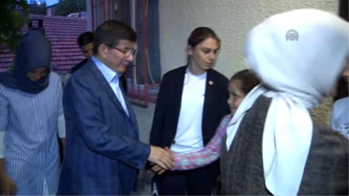 Başbakan Davutoğlu\'ndan Sürpriz İftar Ziyareti