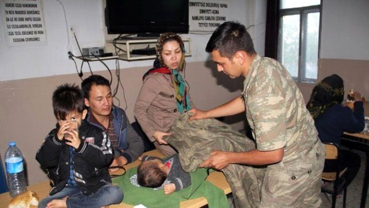 Başkale\'de Afgan Mültecileri Mehmetçik Kurtardı