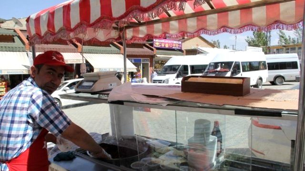 Başkale de Çiğ Köfteciler Çarşının Her Yerinde Yer Almaya Başladı