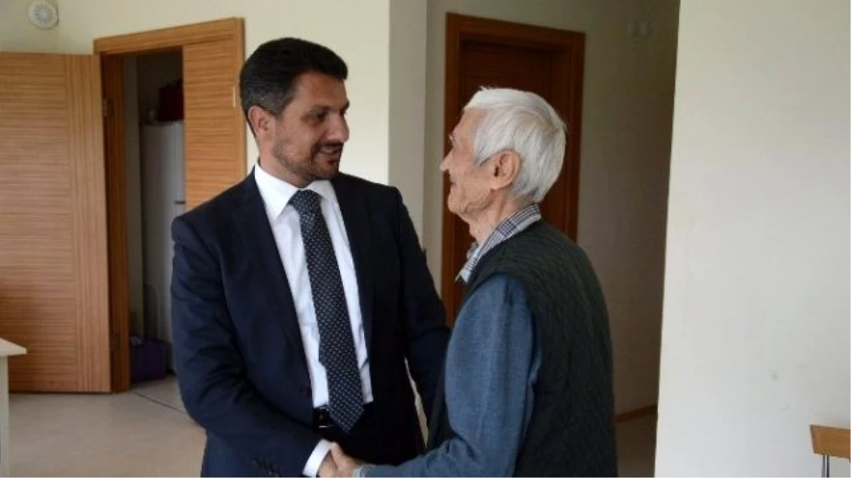 Başkan Yüzügüllü\'den Alzheimer Hastalarına Babalar Günü ve Moral Ziyareti