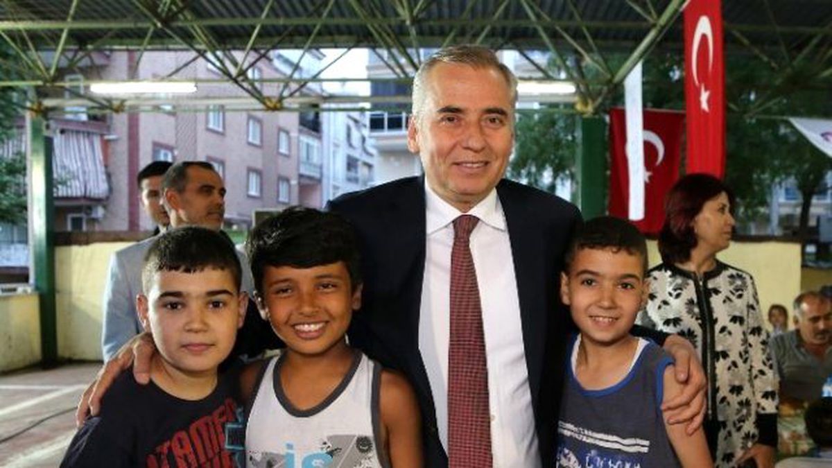 Başkan Zolan Pelitlibağ\'da İftar Yaptı