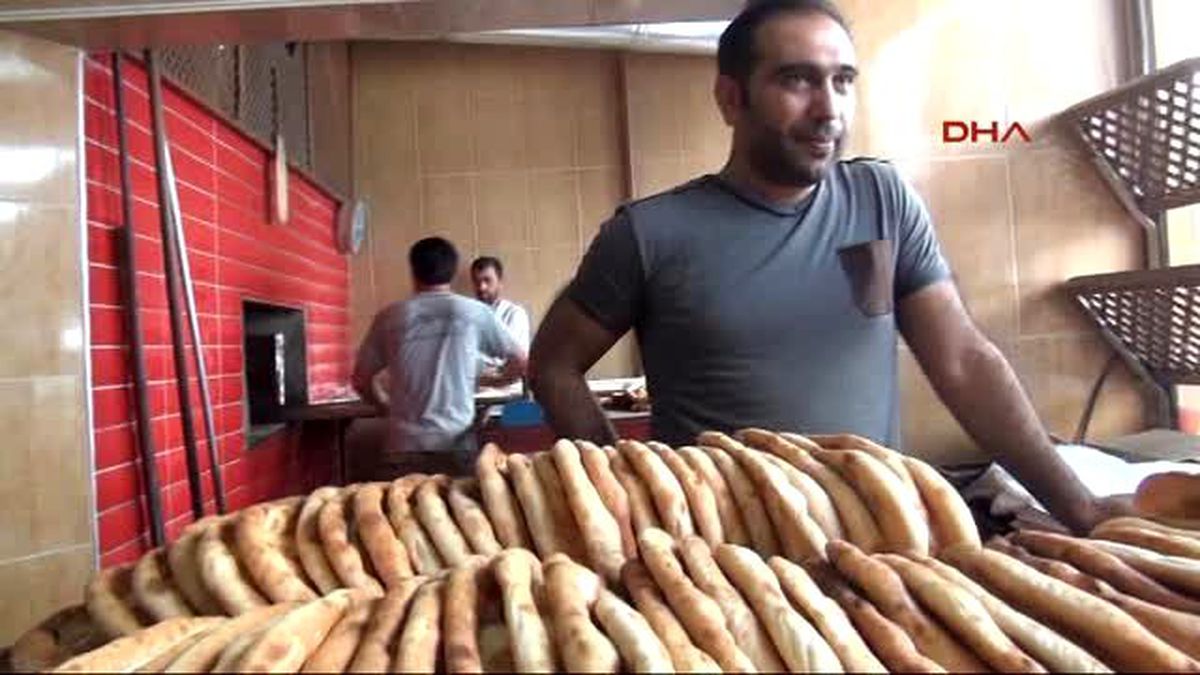 Batman\'da Hayırsever 2 Kişi Ücretsiz Ekmek Dağıtıyor