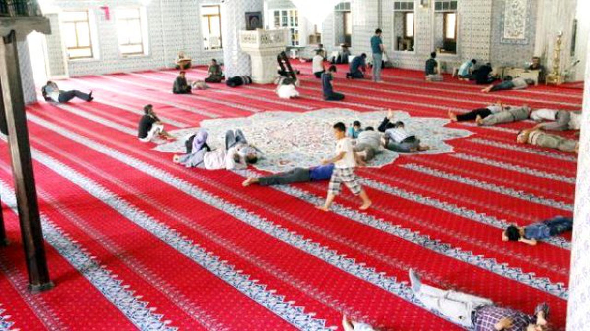 Camilerde Önce Namaz Sonra Uyku