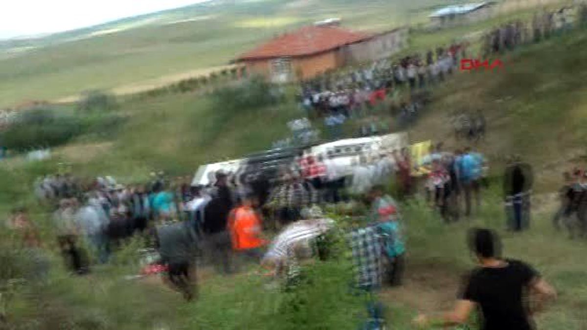 Ego Otobüsü Şarampole Yuvarlandı ; 1 Kişi Öldü, 20\'nin Üzerinde Kişi Yaralandı