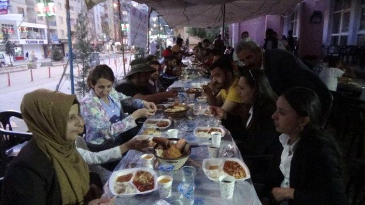Hakkari Belediyesi İftar Çadırı Açtı
