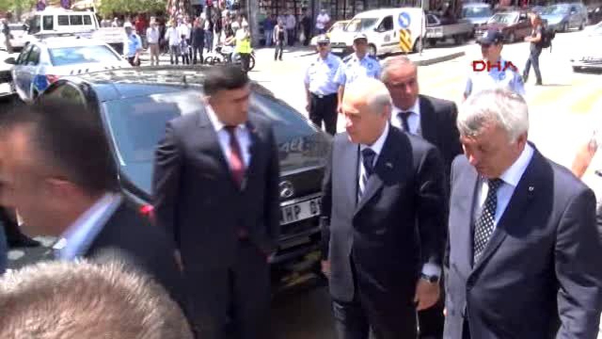 Bahçeli, Demirel\'in Cenazesinde Az Kalsın Düşüyordu
