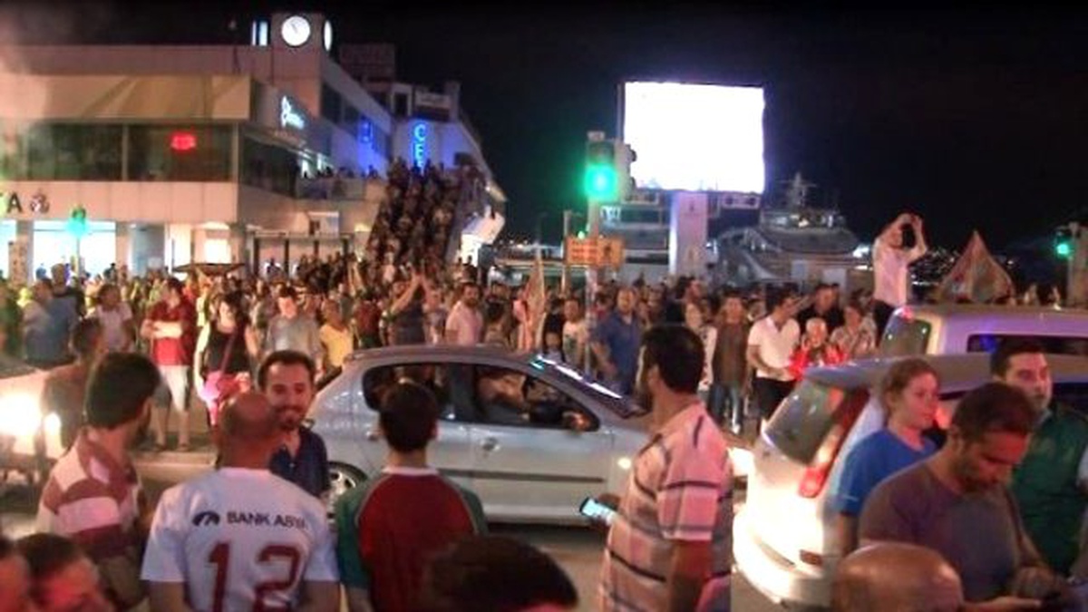 İzmir\'de Karşıyaka\'nın Şampiyonluğu Büyük Coşkuya Sahne Oldu