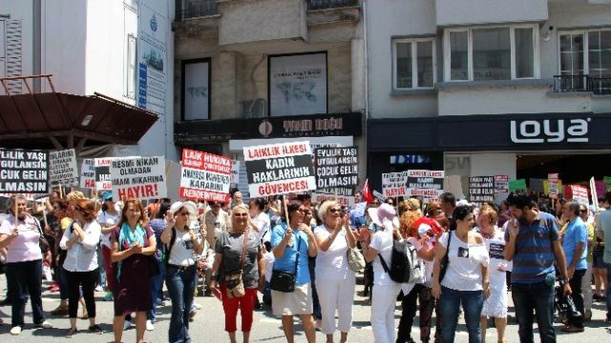 Kadınlar, Aym\'nin \'Nikah\' Kararını Protestosu Etti