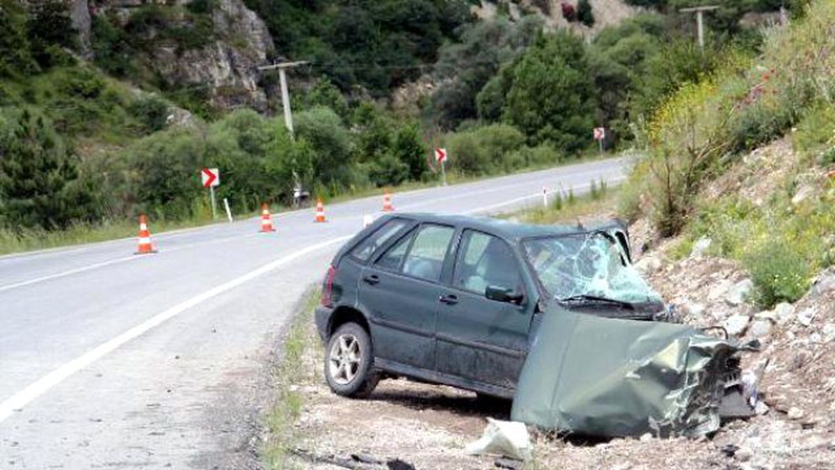 Kamyon ile Otomobil Çarpıştı: 1 Ölü, 2 Yaralı