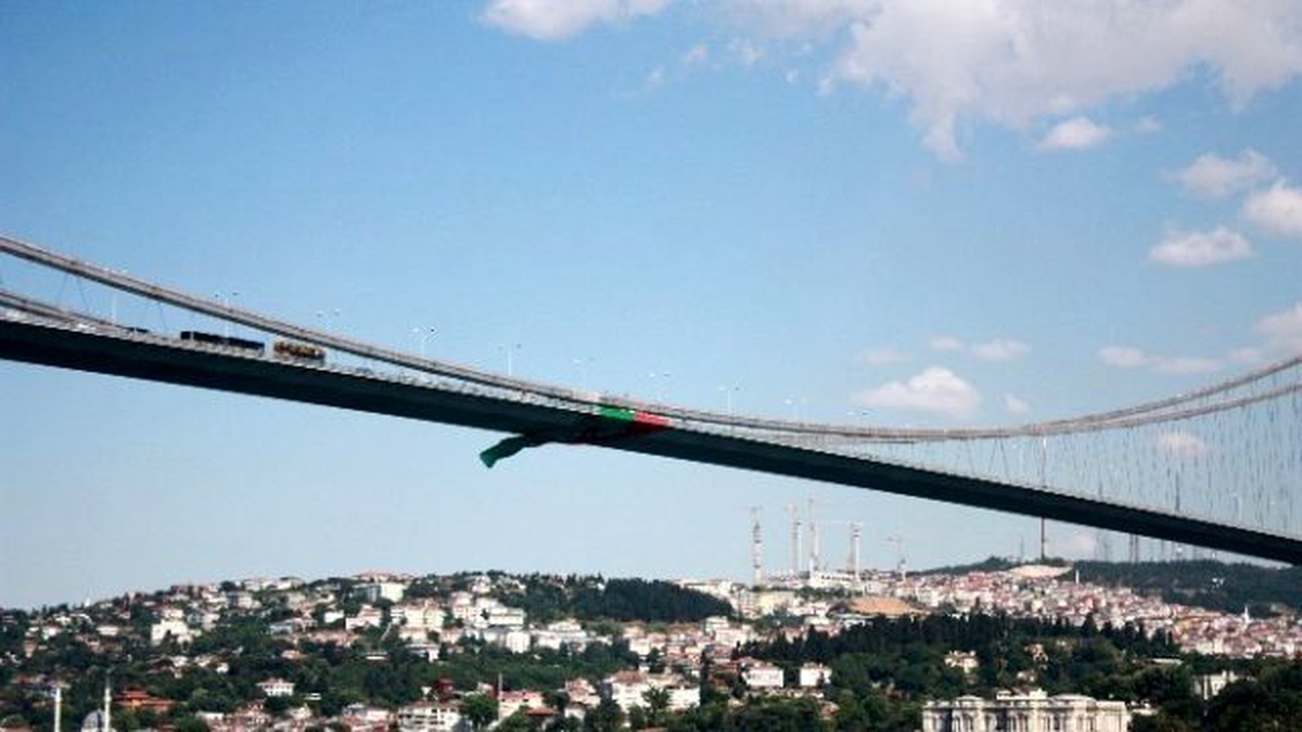 Karşıyaka Bayrağı Boğaziçi Köprüsü\'nde
