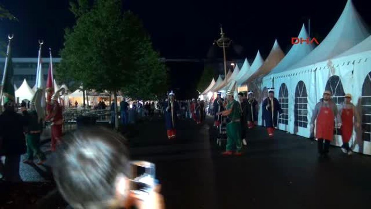 Köln\'de İftar Öncesi Mehter Takımı Gösteri Yaptı