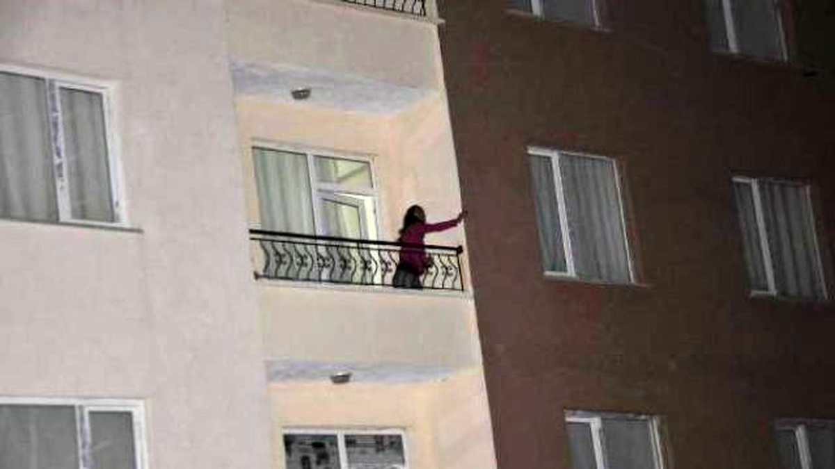 Komşusuna Kızdı Evdeki Eşyaları Balkondan Fırlattı