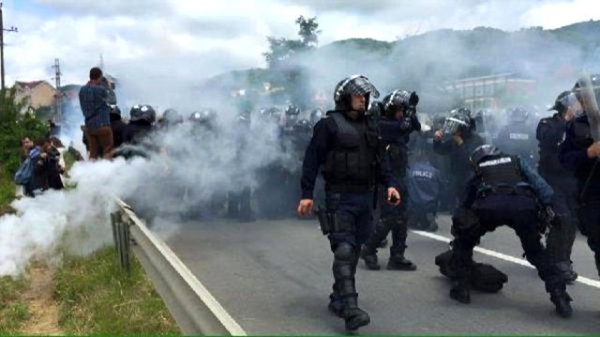Kosova\'da Uçk Gazileri ve Polis Arasında Arbede: 20 Yaralı