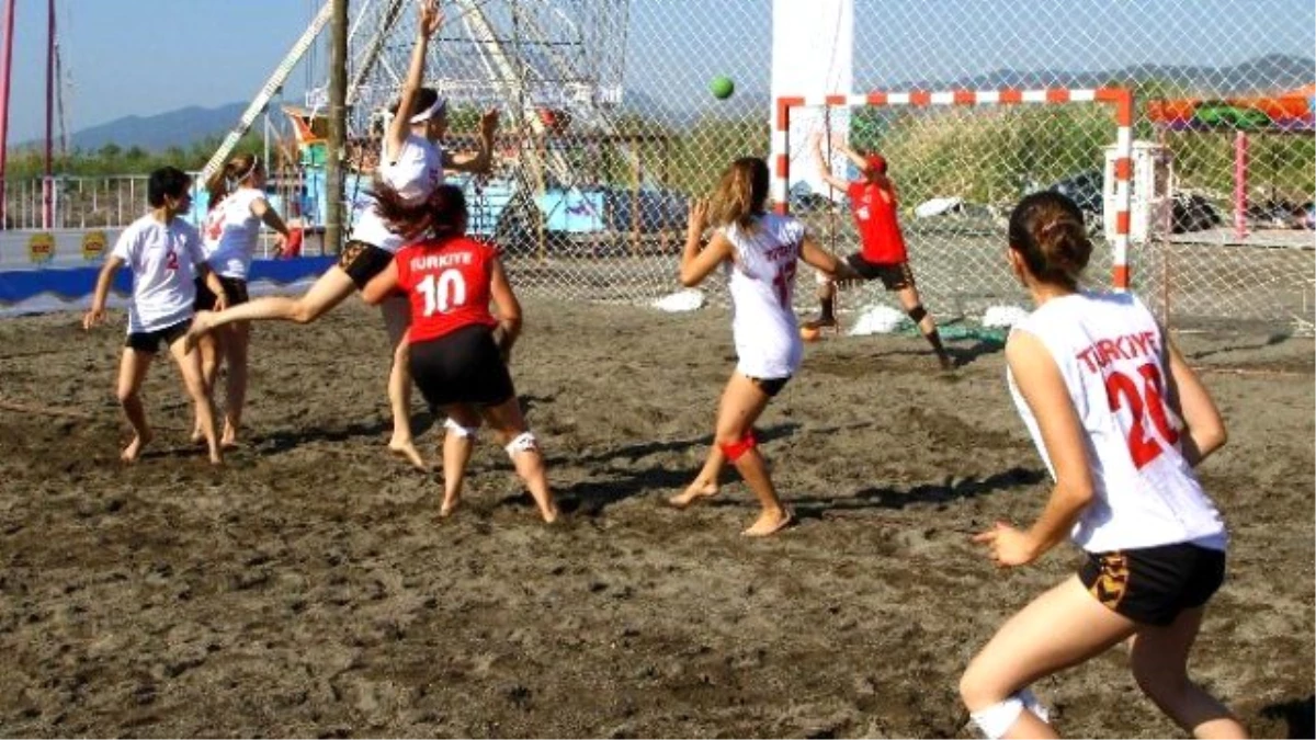 Köyceğiz\'de Plaj Hentbol Turnuvası Yapıldı