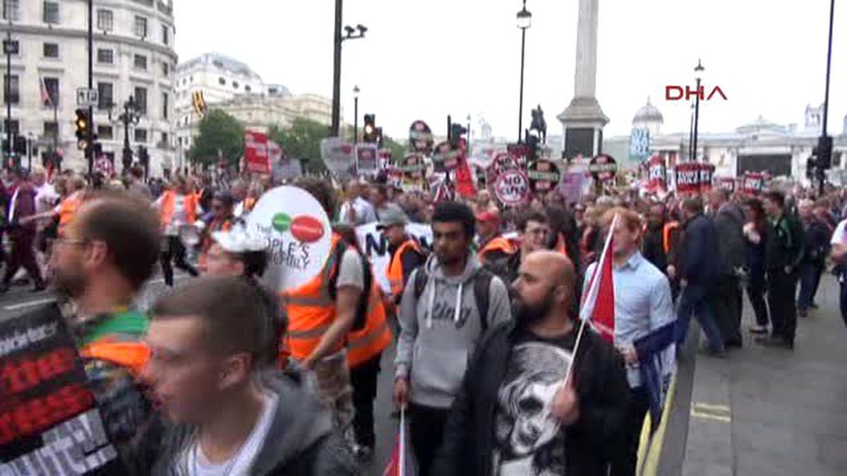Londra\'da Onbinler Hükümeti Protesto Etti