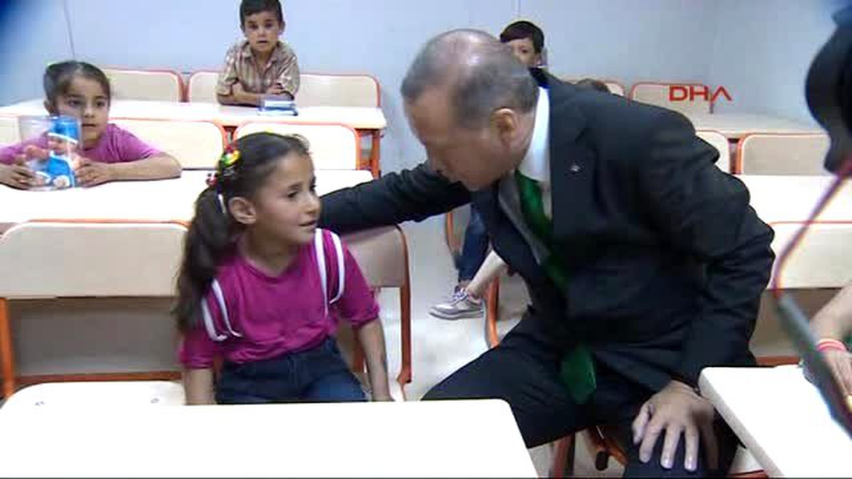 Mardin - Erdoğan Midyat\'ta Barınma Kampındaki Çocukları Ziyaret Etti