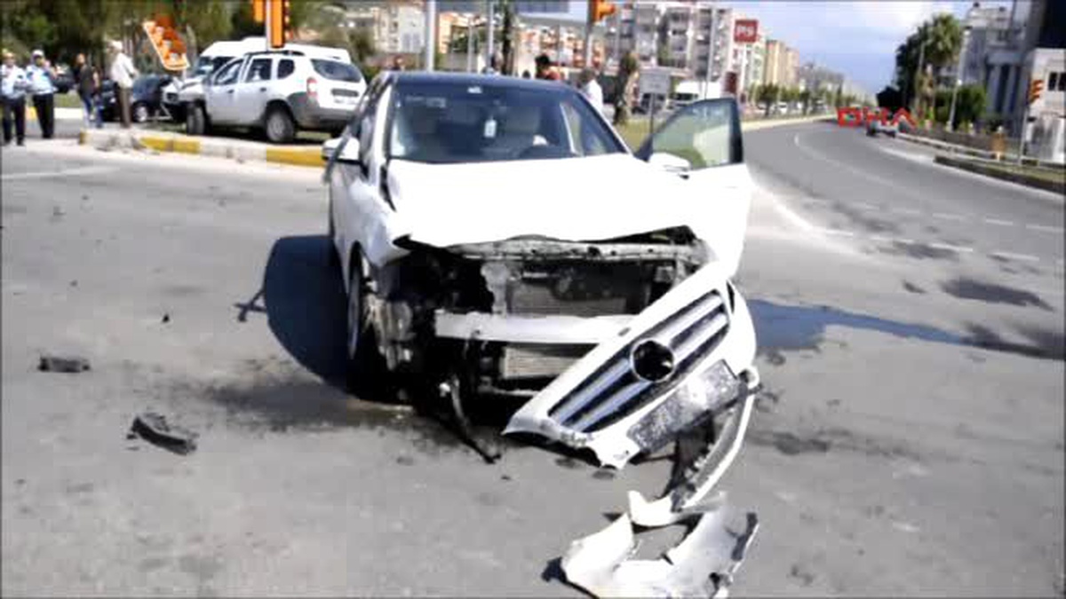 Milas\'ta İki Otomobil Kavşakta Çarpıştı: 1 Yaralı