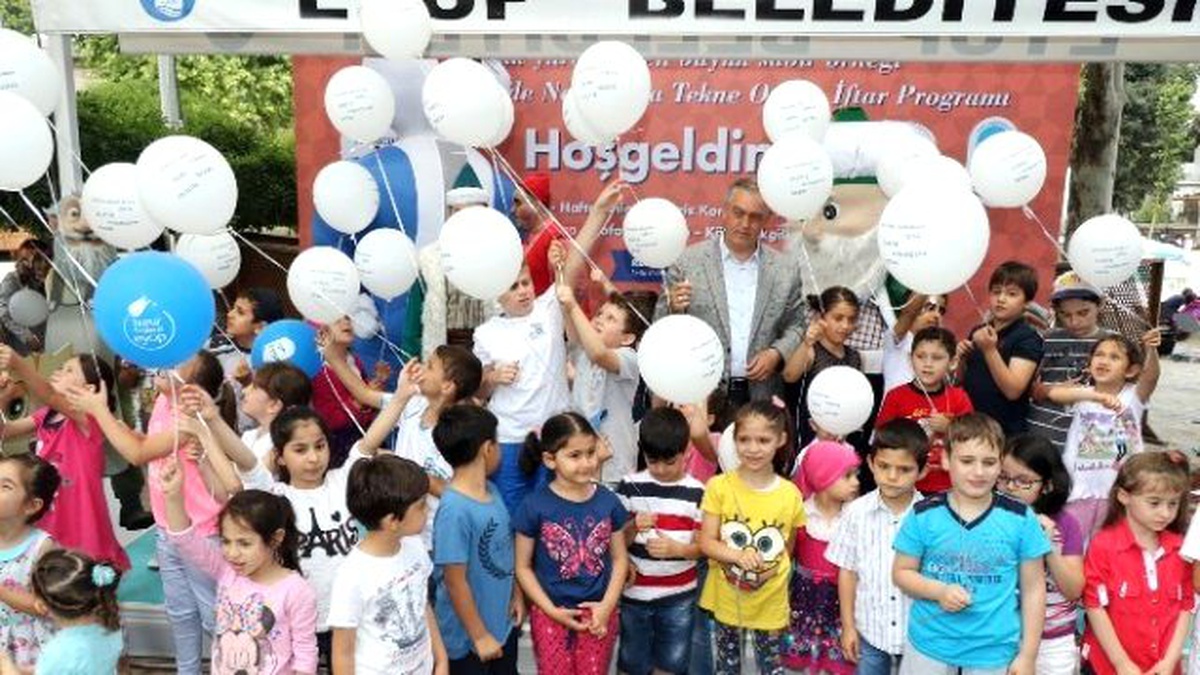 Minik Yürekler Müslümanlar İçin Gökyüzüne Balon Uçurdu