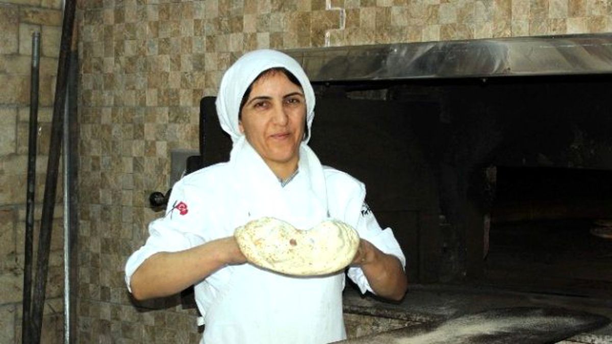 Elinin Hamuru ile Erkeklere Taş Çıkartıyor