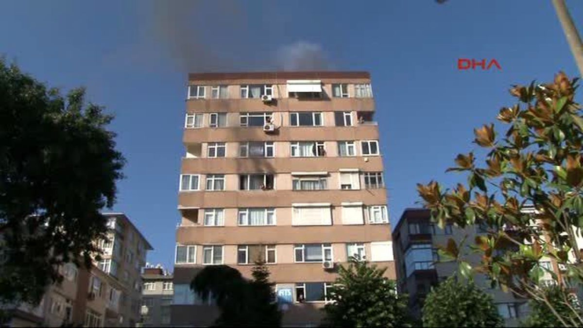 Kadıköy\'de Yangın Paniği! Pencere ve Balkonlarda Kurtarılmayı Beklediler