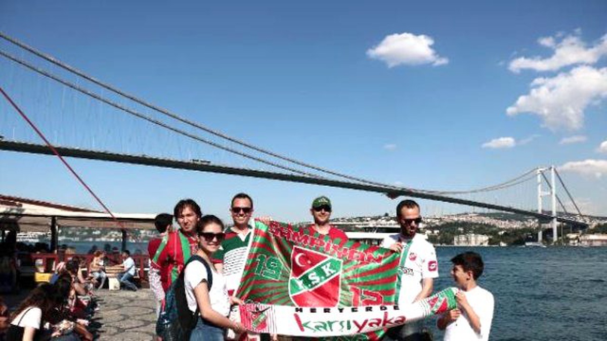 Pınar Karşıyaka\'nın Şampiyonluk Bayrağı Köprüye Asıldı