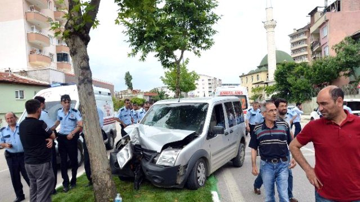 Polis Otosu Çocuğa Çarpmamak İsterken Ağaca Çarptı: 3 Yaralı