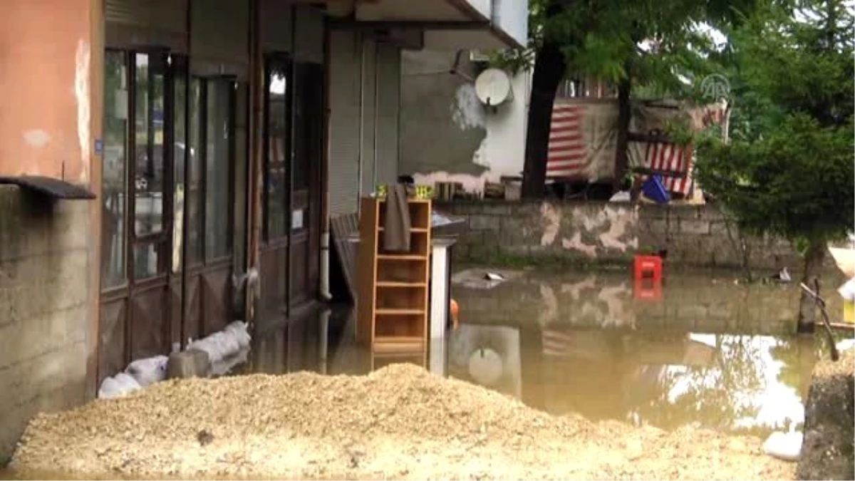 Sakarya\'da Sağanak Yağış Dereleri Taşırdı