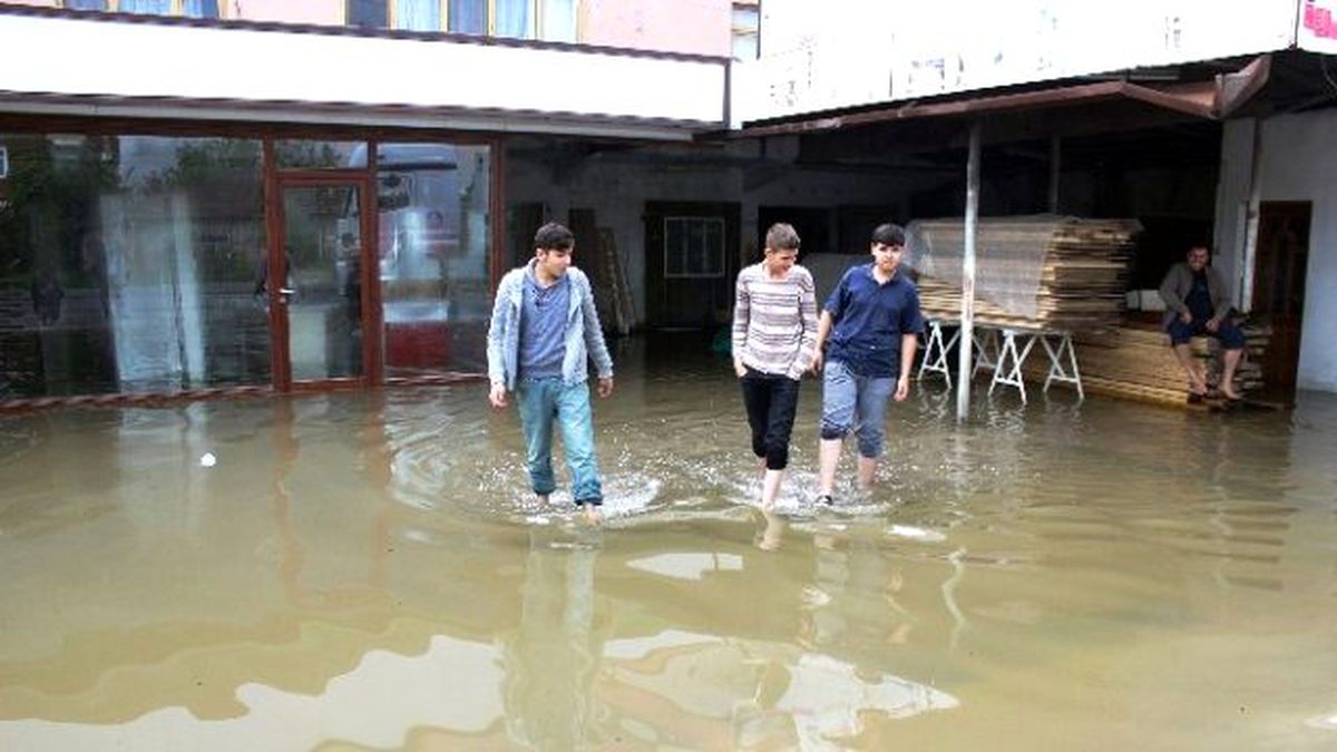 Sakarya\'da Sağanak Yağış Sonrası Ev ve İşyerlerini Su Bastı