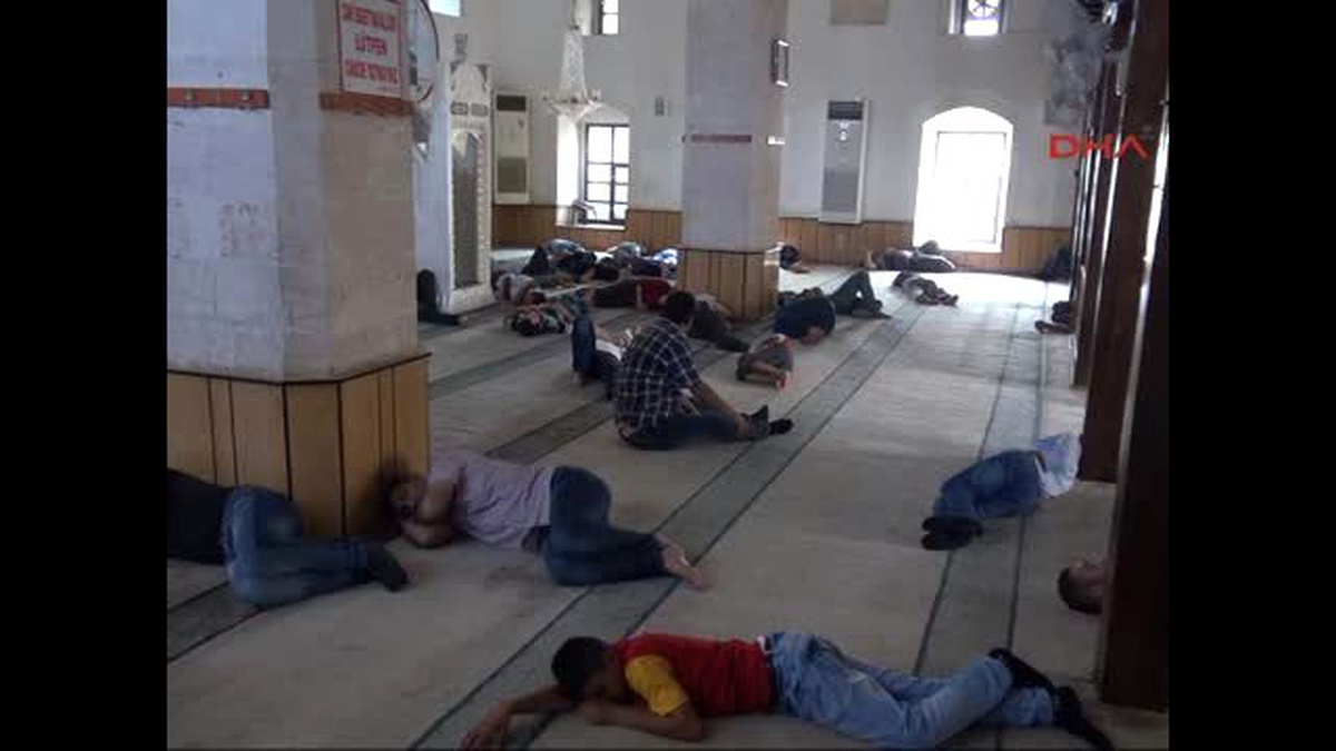 Şanlıurfa Camilerde Önce Namaz Sonra Uyku
