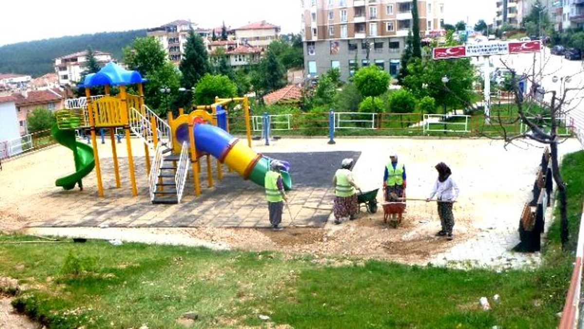 Sel Basan Parkı Kadın İşçiler Temizledi