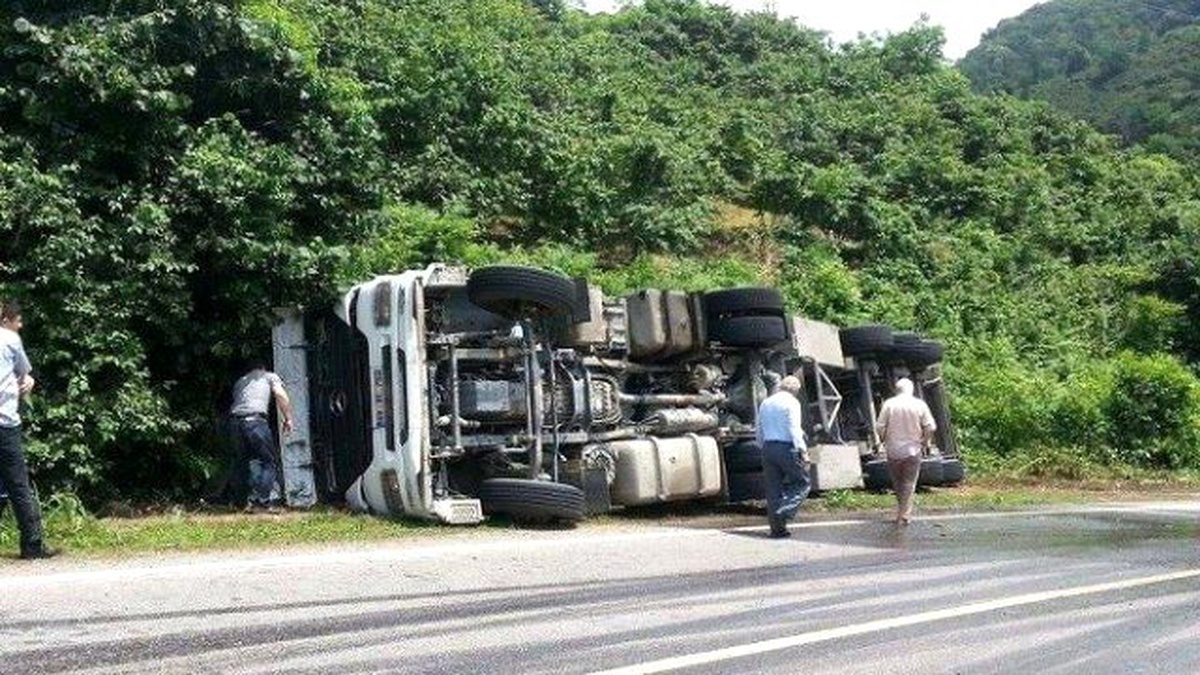 Tır, Virajı Alamayarak Yan Yattı: 1 Yaralı