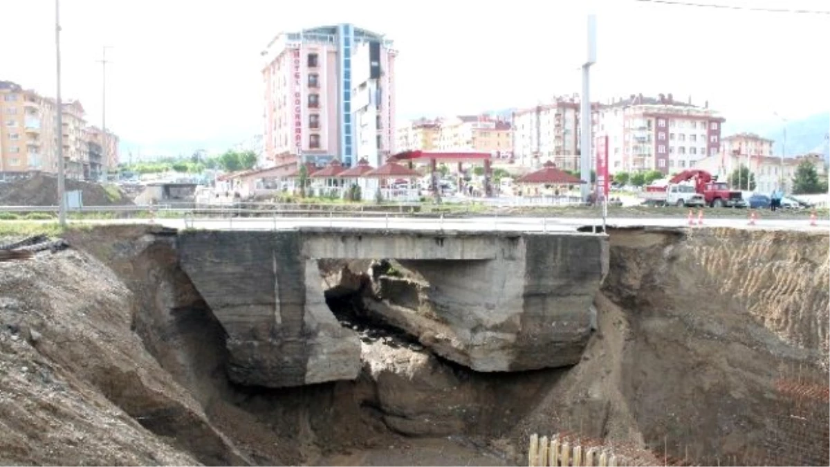 Tosya\'da Yağıştan Etkilenen Köprüde Çökme Tehlikesi