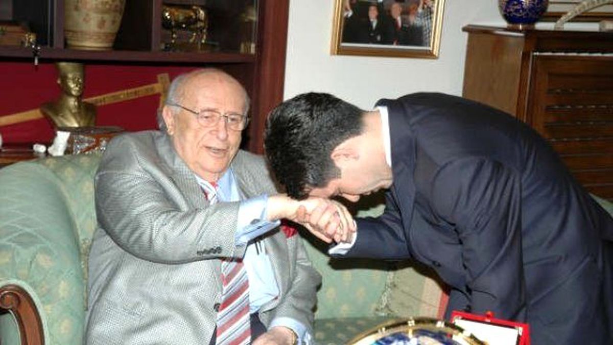 Türk Gençliği 9.cumhurbaşkanı Süleyman Demirel\'i Toprağa Verilirken Yalnız Bırakmadı