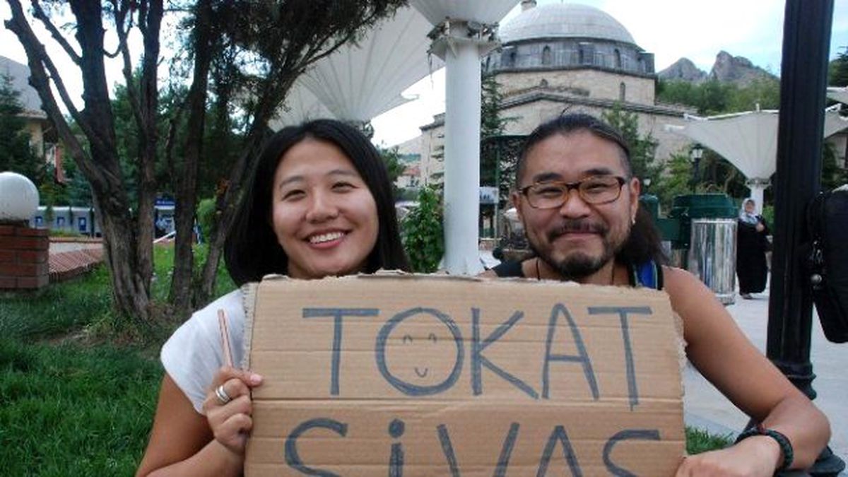 Türkiye\'yi Otostop Yaparak Geziyorlar