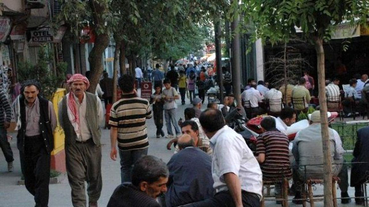 Siirt\'te Vatandaşlar Serin Alanları Mesken Tuttu