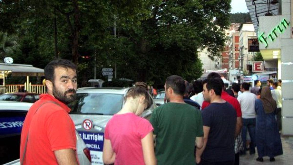 Vatandaşların Ramazan Ayında Metrelerce Pide Kuyruğu