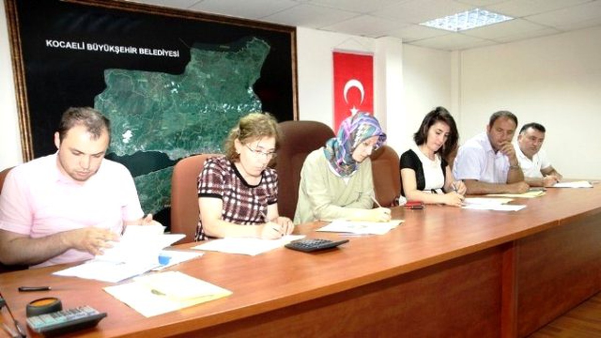 İzmit\'te Yaya Köprülerine Cam Korkuluk Yapılacak