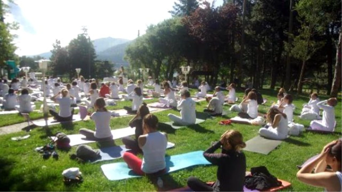 Abant\'ta 250 Kişi Göl Kenarında Yoga Günü\'nü Kutladı