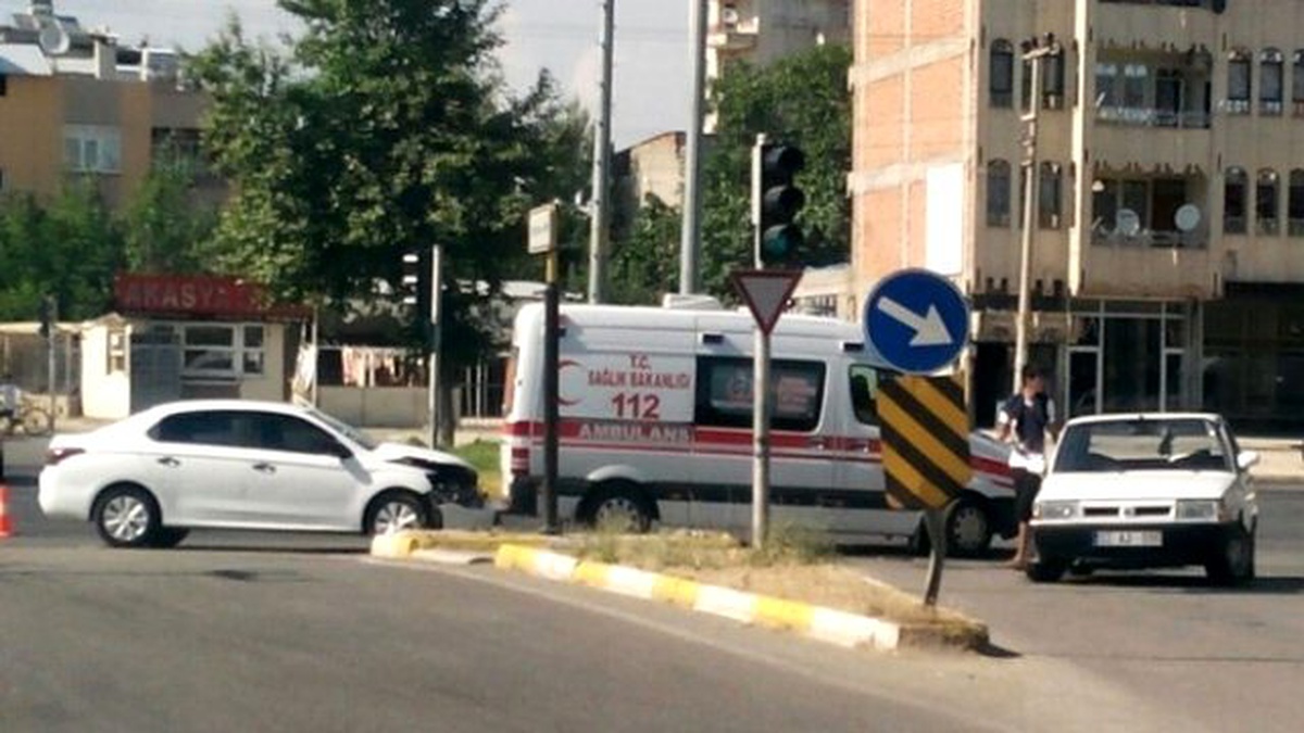Adıyaman\'da İki Otomobil Çarpıştı: 3 Yaralı