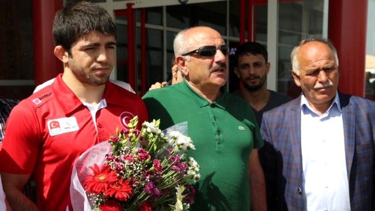 Avrupa Yaz Spor Oyunları\'nda 3. Olan Yakup Erzurum\'da Coşkuyla Karşılandı