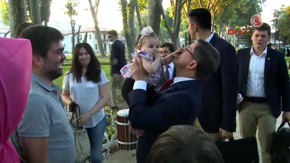 Başbakan Davutoğlu Birlik Vakfı İftarı\'na Yürüyerek Geldi