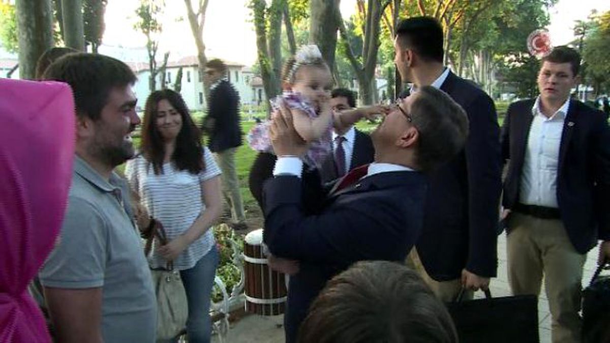 Başbakan Davutoğlu Birlik Vakfı İftarına Yürüyerek Geldi