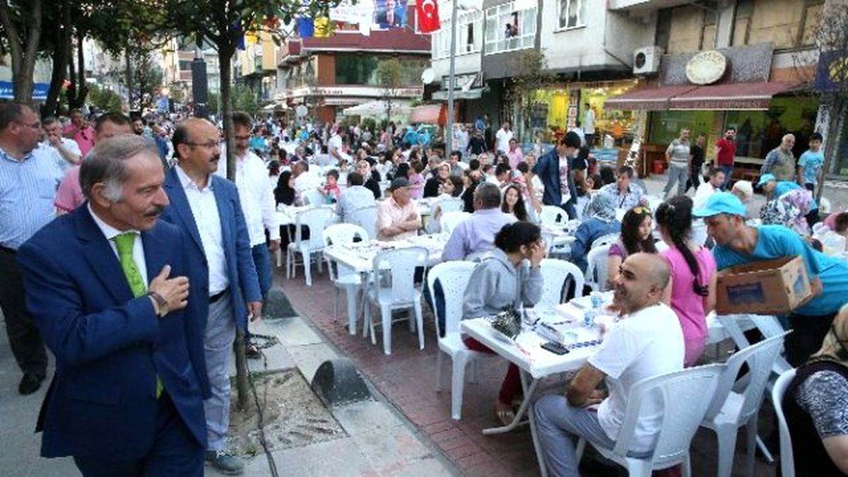 Bayrampaşa\'da 4 Bin Kişiye İftar Verildi