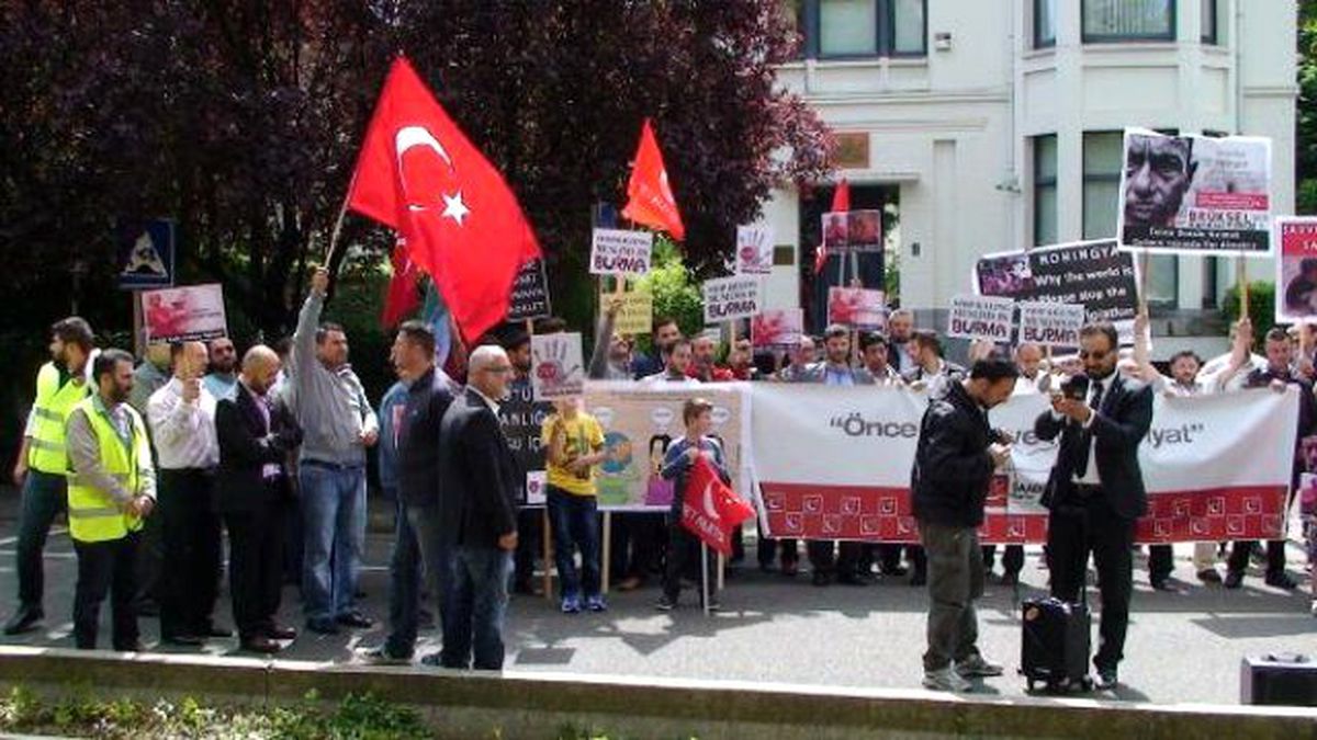 Brüksel\'de Myanmar Konsolosluğu Önünde Protesto