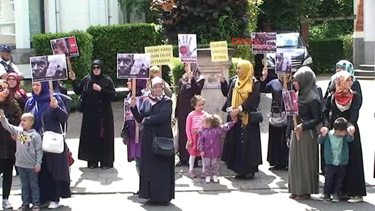 Brüksel\'de Myanmar Konsolosluğu Önünde Protesto