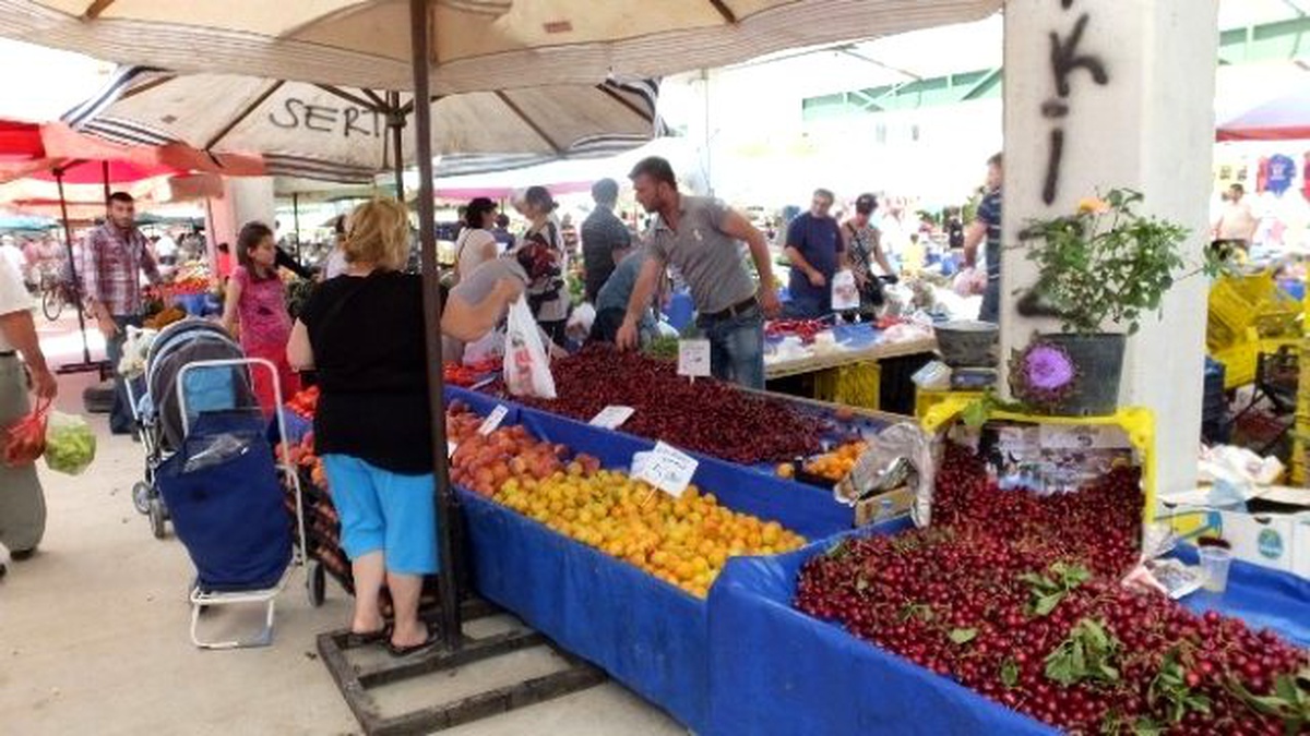 Burhaniye\'de Yazlıkçılar Pazarlara Hareket Getirdi