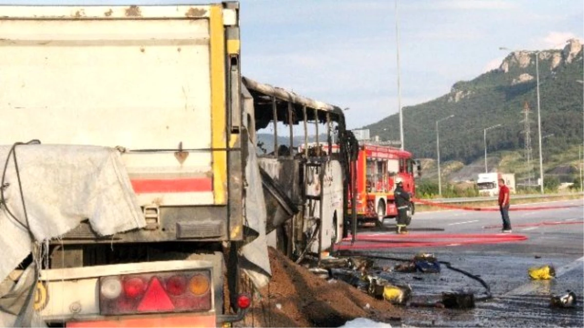 Bursa\'da Tır Yolcu Otobüsüne Çarptı: 1 Ölü, 26 Yaralı